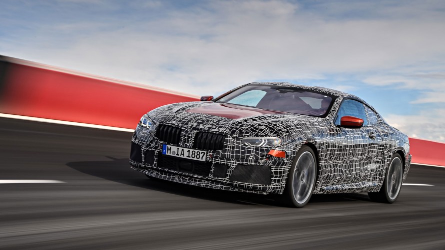 Zahrievacie kolá v Taliansku: Nové BMW radu 8 Coupé na jazdných testoch na okruhu.