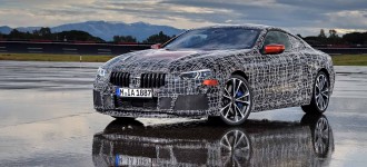 Zahrievacie kolá v Taliansku: Nové BMW radu 8 Coupé na jazdných testoch na okruhu.