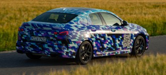 Úplne prvé BMW radu 2 Gran Coupé si na záverečné testovanie oblieklo netradičný odev.