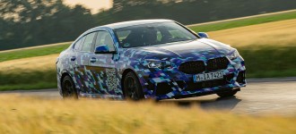 Úplne prvé BMW radu 2 Gran Coupé si na záverečné testovanie oblieklo netradičný odev.