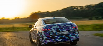 Úplne prvé BMW radu 2 Gran Coupé si na záverečné testovanie oblieklo netradičný odev.