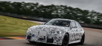 Nové BMW M3 Sedan a nové BMW M4 Coupé na pretekárskom okruhu.