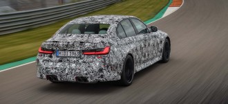 Nové BMW M3 Sedan a nové BMW M4 Coupé na pretekárskom okruhu.