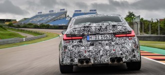 Nové BMW M3 Sedan a nové BMW M4 Coupé na pretekárskom okruhu.