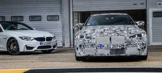 Nové BMW M3 Sedan a nové BMW M4 Coupé na pretekárskom okruhu.
