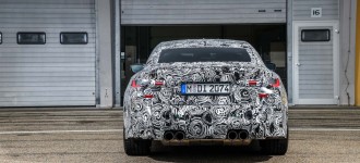 Nové BMW M3 Sedan a nové BMW M4 Coupé na pretekárskom okruhu.