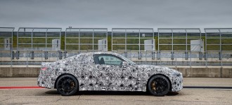 Nové BMW M3 Sedan a nové BMW M4 Coupé na pretekárskom okruhu.