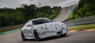 Nové BMW M3 Sedan a nové BMW M4 Coupé na pretekárskom okruhu.